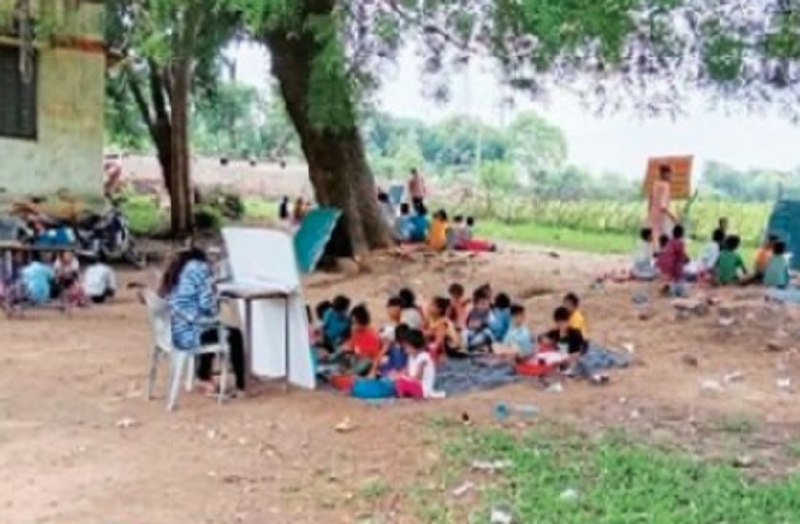 Classes are held in the open here in Rajasthan, how to read children