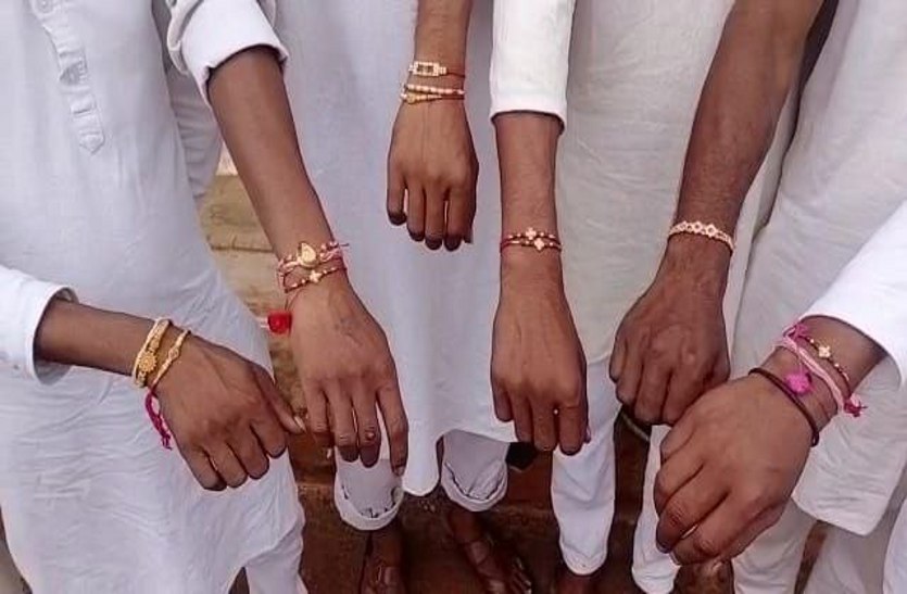 भाईयों ने बहनों से राखी बंधवाई