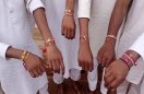 भाईयों ने बहनों से राखी बंधवाई