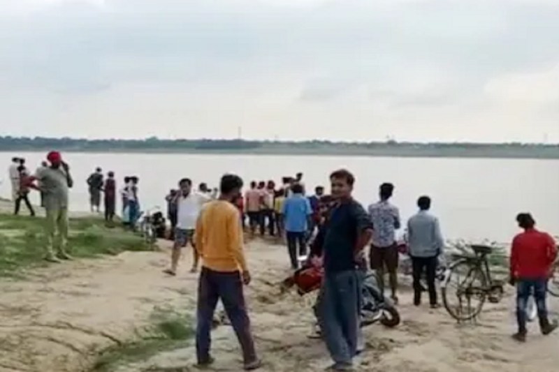 बांदा में यमुना नदी में डूबी नाव, 20 के डूबने की आशंका