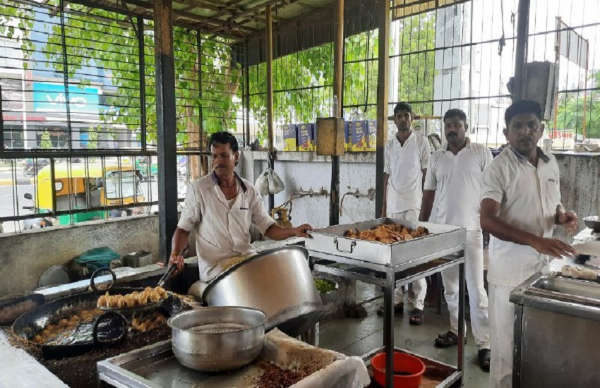Ahmedabad जेल के बाहर भजिया तल कर बेचते हैं कैदी, खाने वालों की लगती है कतार