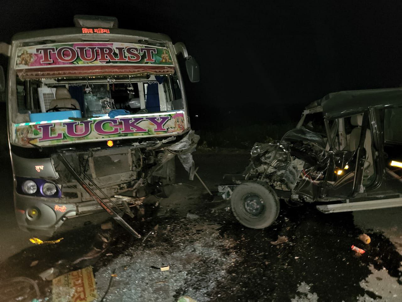 Accident: निजी बस व जीप की जबरदस्त टक्कर में युवक की मौत