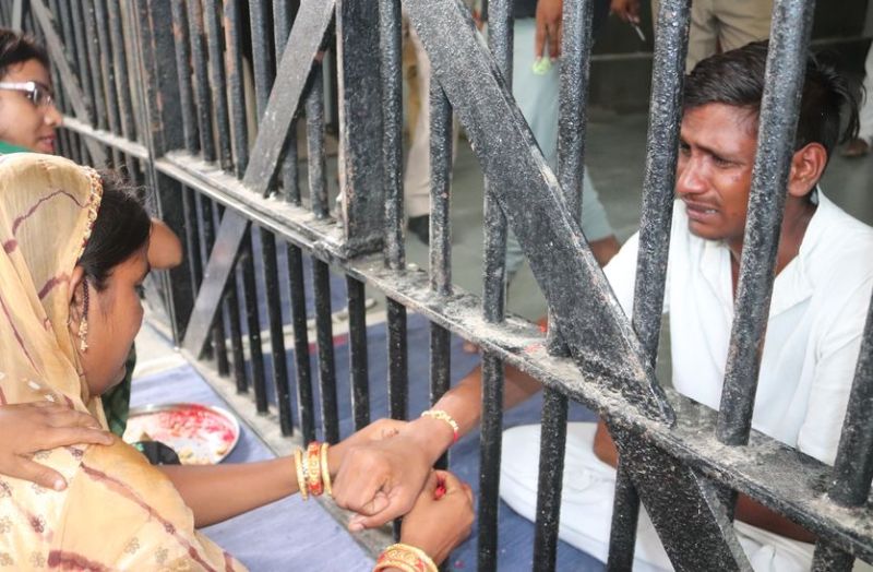 भाई की कलाई पर राखी बांध बहनों की छलकी आंखें