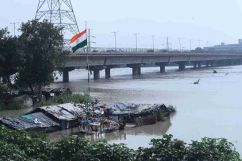 delhi-water-level-of-yamuna-reached-near-danger-level-due-to-rain-in-hilly-states-flood-warning-from-august-13-to-16.jpg