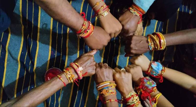 भाइयों की कलाइयों पर सजी स्नेह की डोर