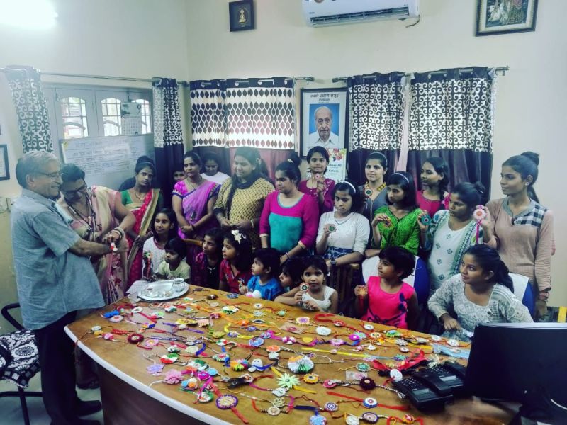 भाइयों की कलाइयों पर सजी स्नेह की डोर