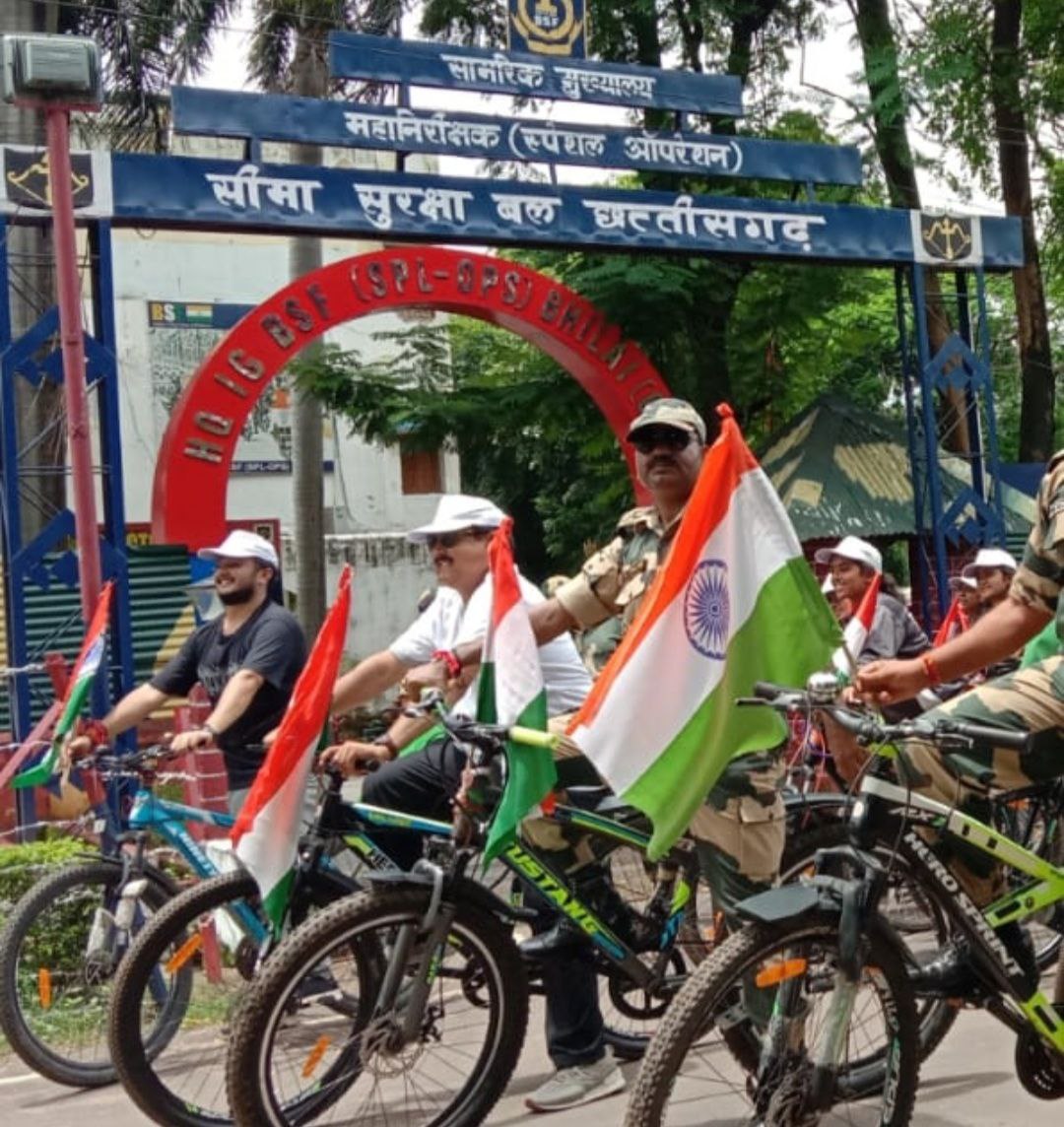 छात्रों के साथ बीएसएफ BSF के जवानों ने निकाली साइकिल रैली,
