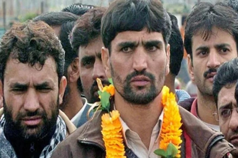 J&K govt sacks four Govt employees, including the wife of Bitta Karate for terror links