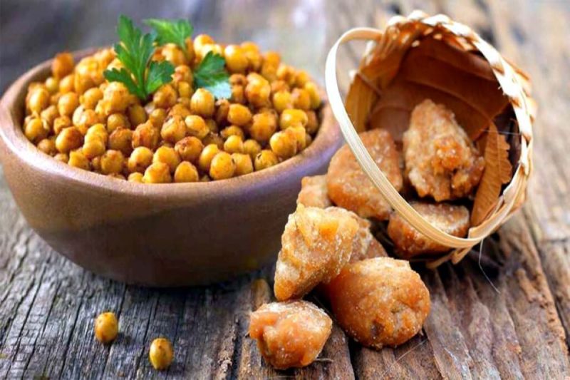 Gud and Chana Benefits: गुड़ और चना का एक साथ सेवन करने से सेहत को मिलते हैं ये अद्भुत, हड्डियों को मजबूत बनाने में करता है मदद