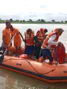 दो गांव बने टापू, दो कॉलेज छात्रा समेत पांच को किया रेस्क्यू