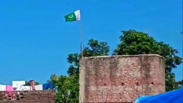 Man hoisted Pakistani flag at home people got angry then police came into action in Kushinagar