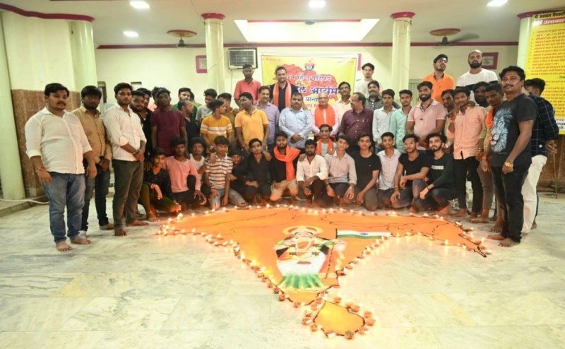 बजरंग दल कार्यकर्ताओें द्वारा बनाई गई भारत माता की रंगोली