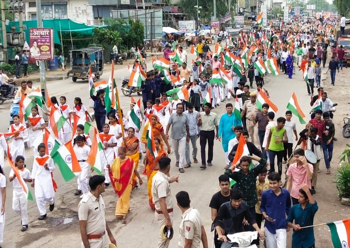 आजादी के अमृत महोत्सव पर हाथों में तिरंगा लेकर निकले हजारों लोग