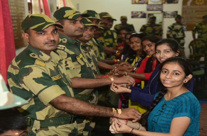 पत्रिका रक्षकों की राखी अभियान : जन की भेजी राखियां बांधी जवानों की कलाइयों पर