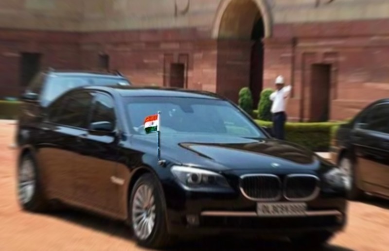 indian_flag_on_car-amp.jpg