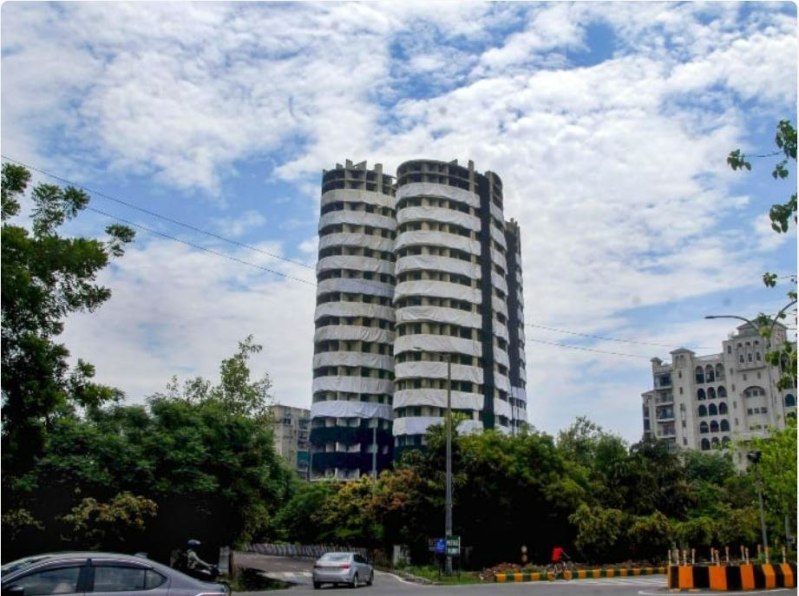 People in panic due to explosion in Supertech Twin Tower Noida forced to leave society and Guideline