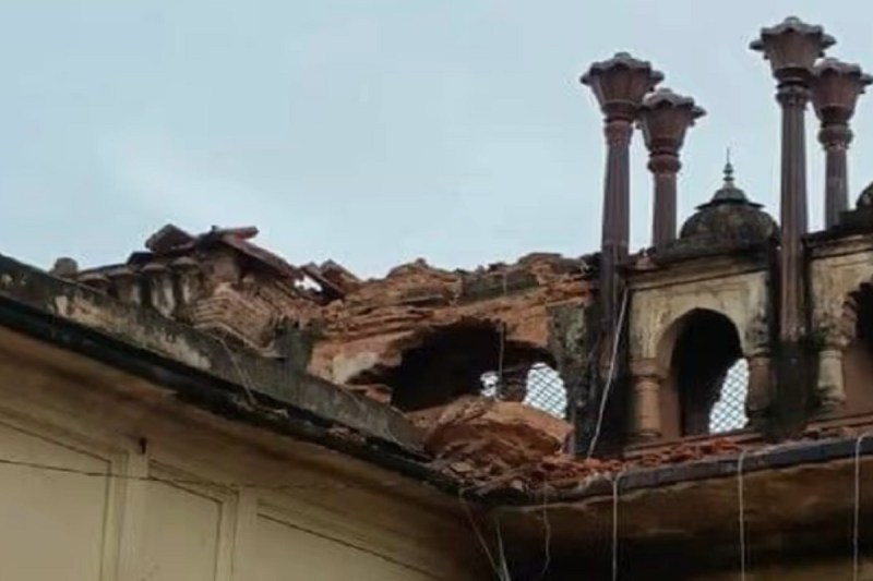 तेज हवा और झमाझम बारिश से लखनऊ में ऐतिहासिक भूल भुलैया का गुम्बद गिरा
