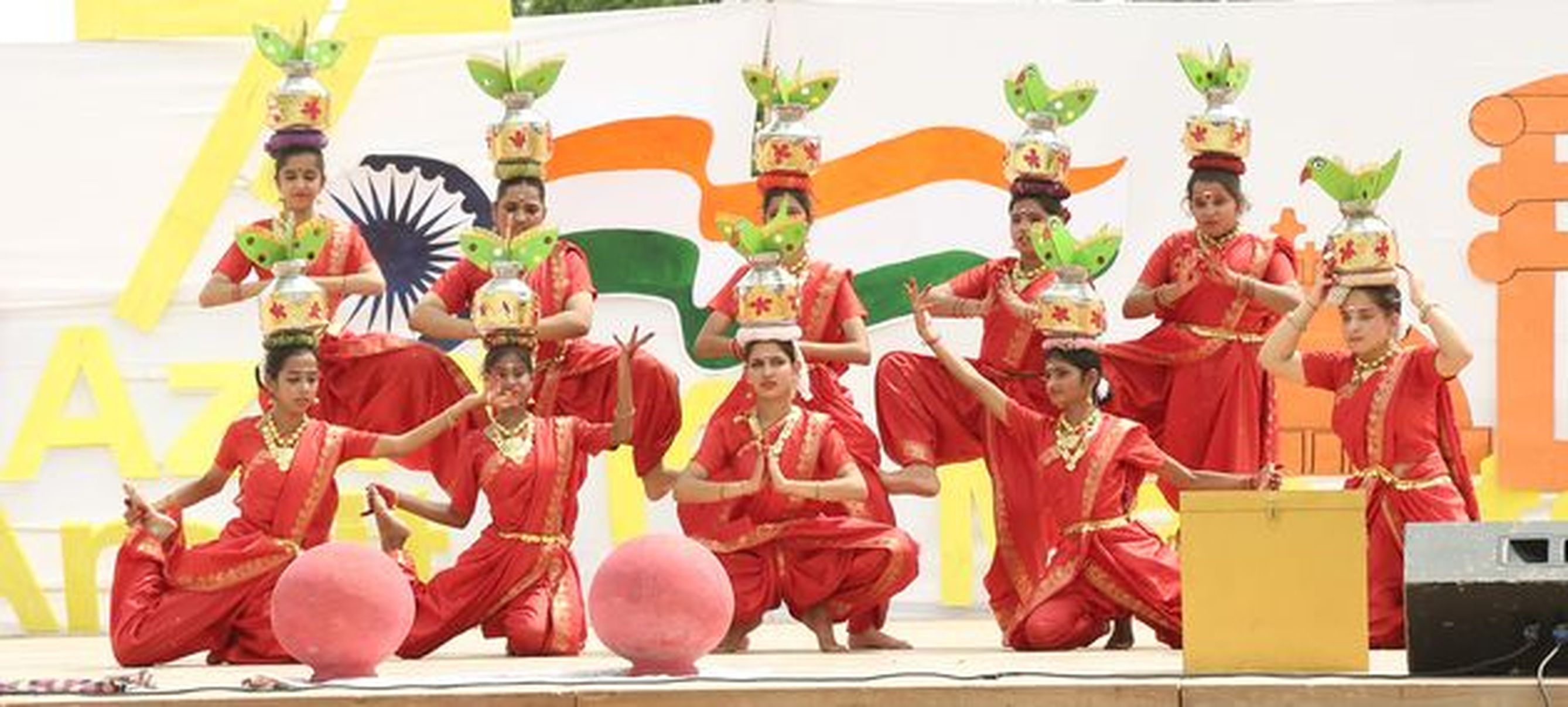 स्कूलों में शान से फहराया तिरंगा, सांस्कृतिक कार्यक्रमों में झलकी देशभक्ति