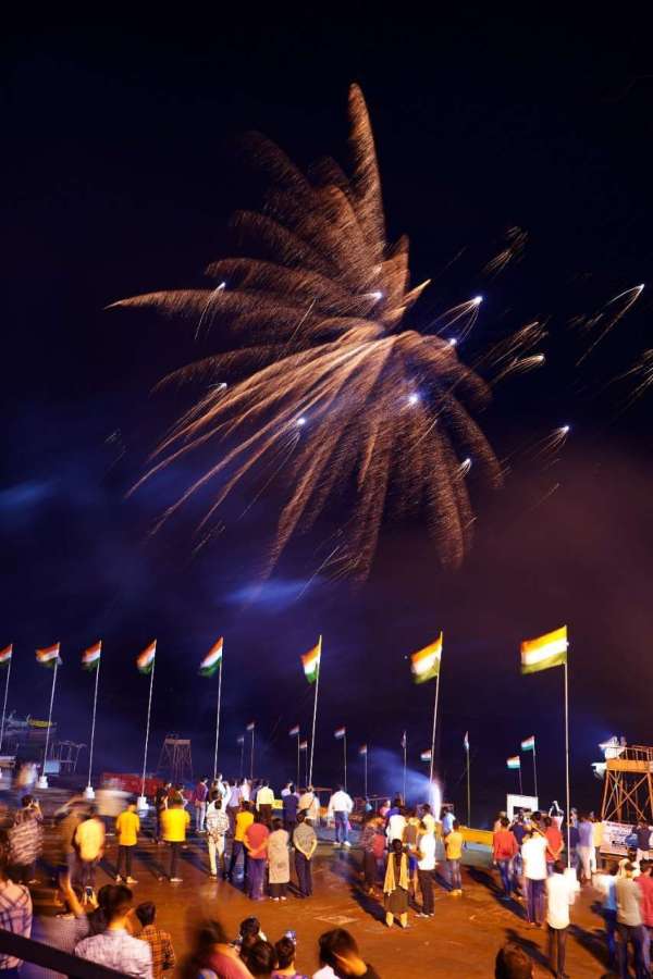 आजादी का अमृत महोत्सव: जगमगाईं शहर की इमारतें, आतिशबाजी से रोशन हुआ नर्मदा तट - देखें फोटो