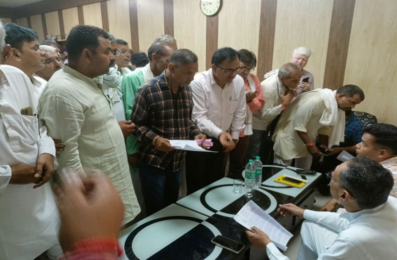 देरी से पहुंचे पीडब्ल्यूडी के अधिकारी, विश्वेंद्र सिंह ने लगाई लताड़