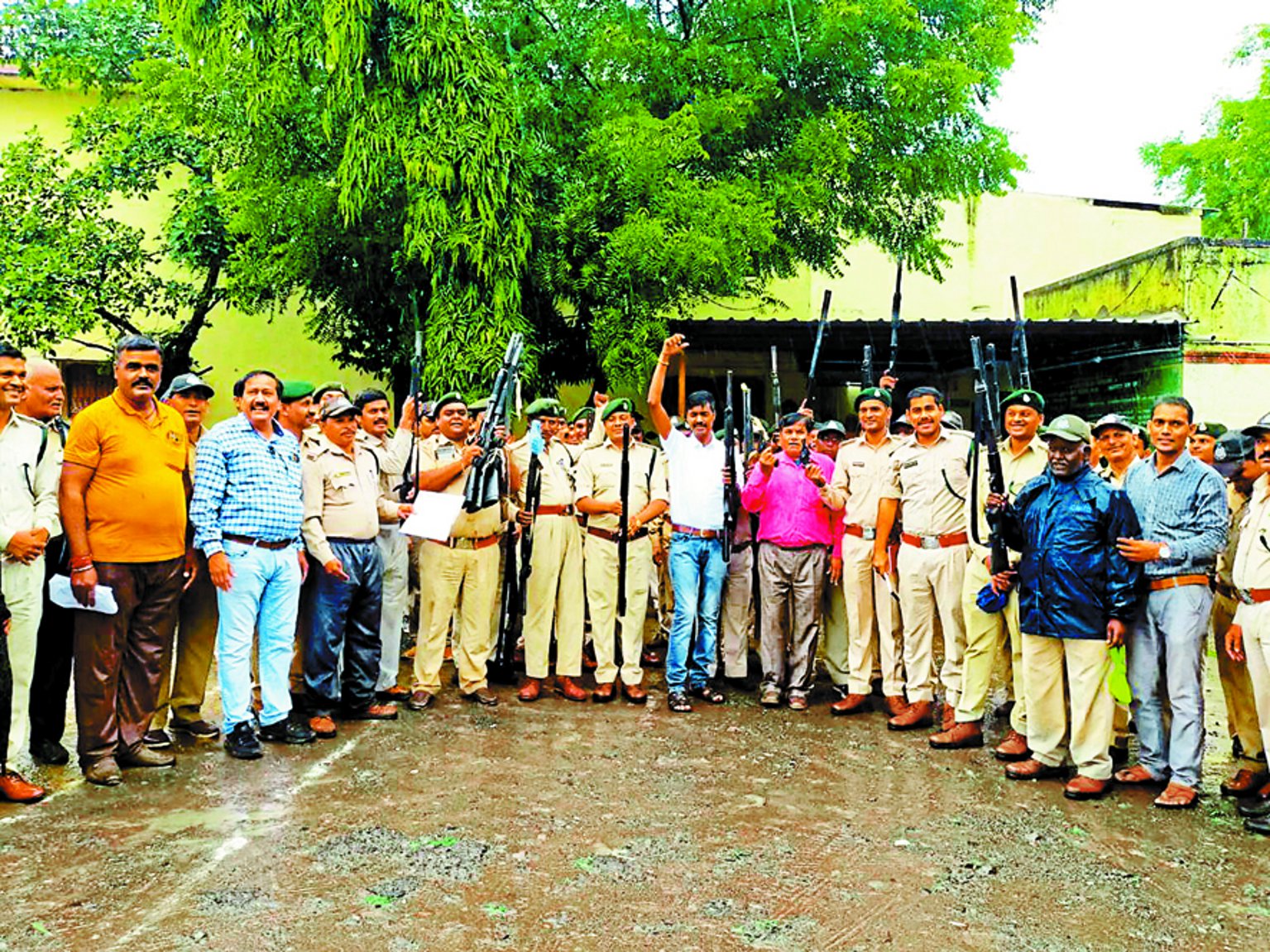 वनकर्मियों ने जमा कराए अस्त्र-शस्त्र