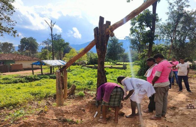 रावघाट प्रभावित गांव के प्रमुखों ने आपसी सहमति से संघर्ष समिति द्वारा लगाएं बैरियर को पूजा पाठ करके तोड़ा
