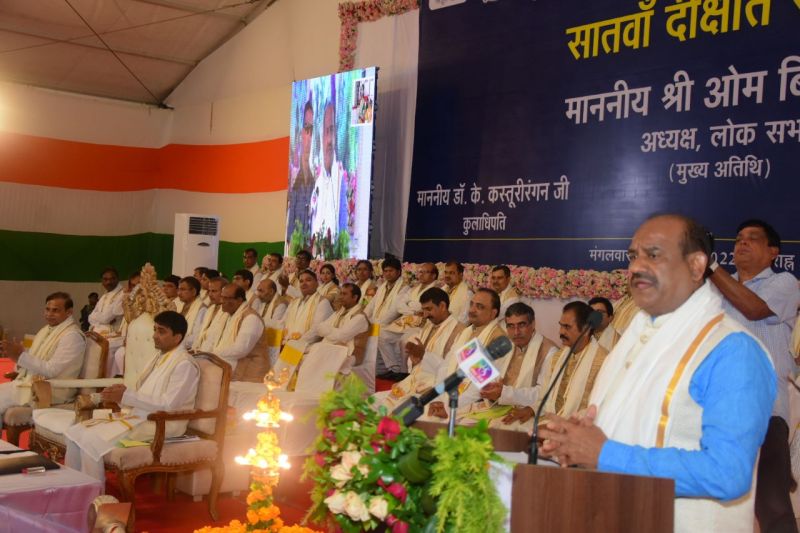 किसी से नहीं मांगें नौकरी, रोजगार देने वाले बनें युवा