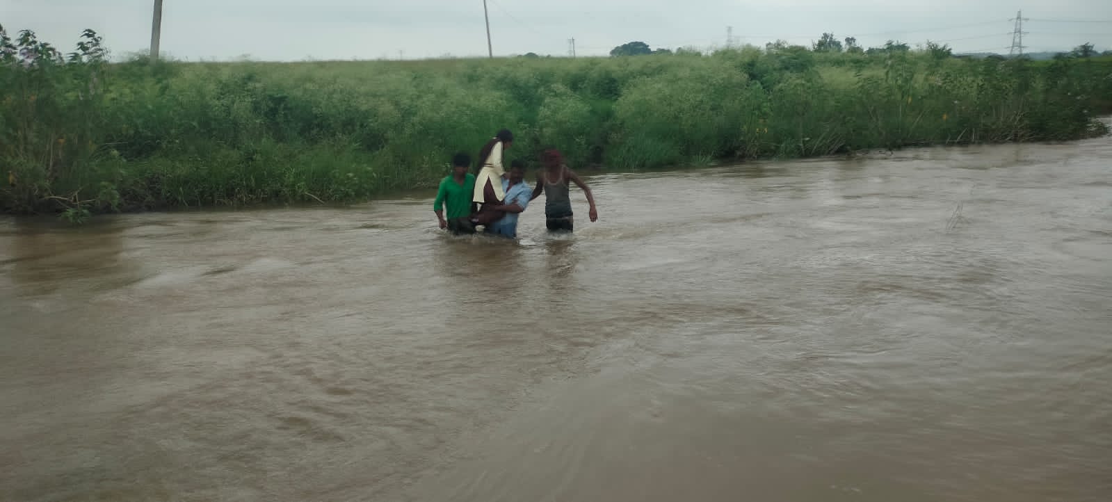 The helpless father carried the daughter across the river and took her to school.
