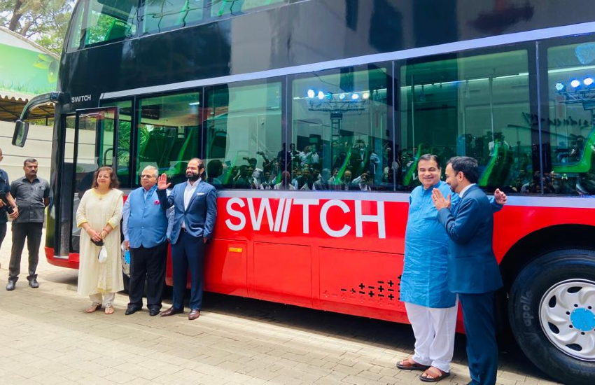 nitin_gadkari_double-decker_electric_bus-amp.jpg