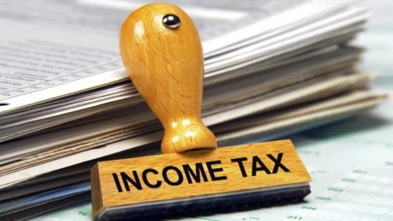 Income tax officers pay 50 lakh penalty from their pocket High court Ordered