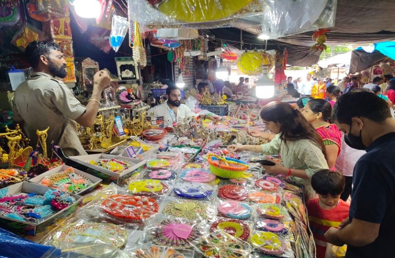 कृष्ण जन्माष्टमी 2022: वृंदावन की लाखों की पोशाक व रजवाड़ी आभूषण धारण करेंगे 'यशोदानंदन'