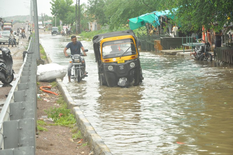 28 घंटे बाद थमा बरसात का दौर, हर तरफ पानी-पानी
