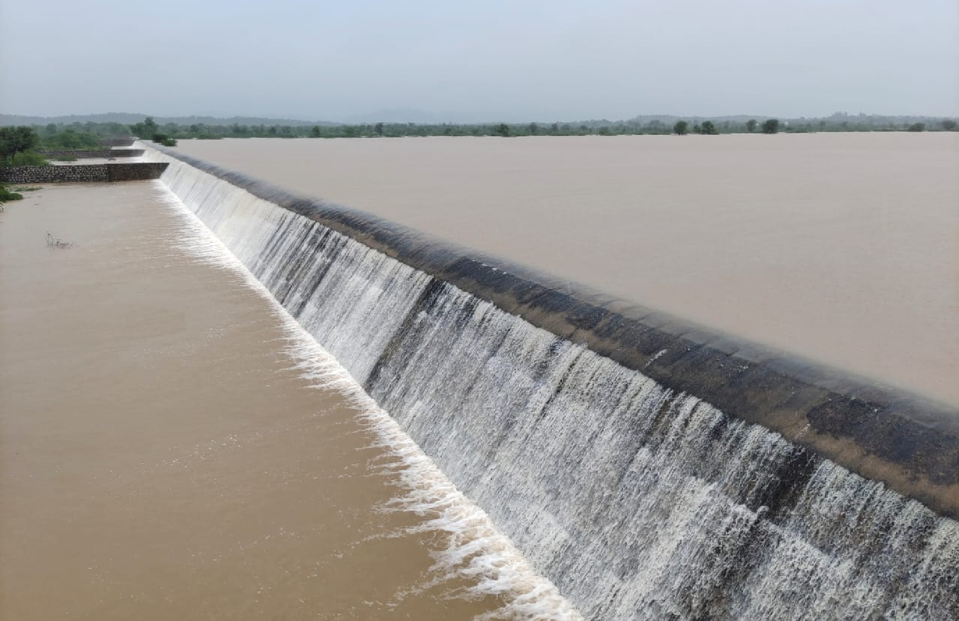पिण्डवाडा. जिले के सबसे बडे वेस्ट बनास बांध के ऑवर फ्लो से बहता पानी।