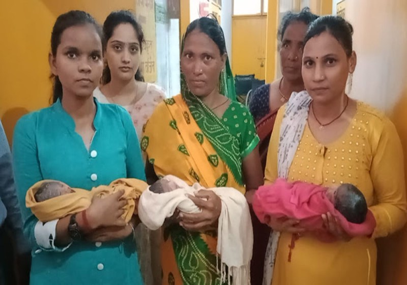 नवजात बच्चों के साथ परिवार के लोग