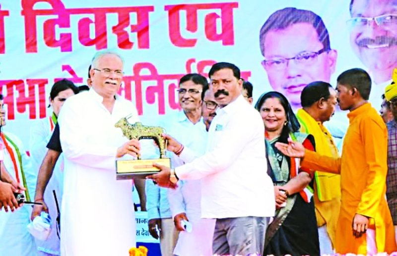 मुख्यमंत्री ने की 2 एकड़ भूमि आदिवासी समाज के लिए आरक्षित करने व सामाजिक भवन के लिए 50 लाख रुपए की घोषणा