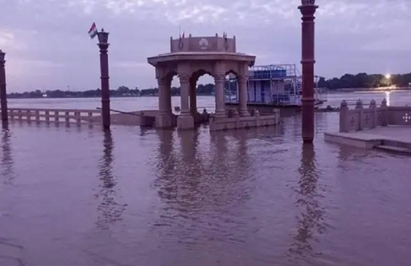 गंगा के जलस्तर में वृद्धि से डूबा नमो घाट