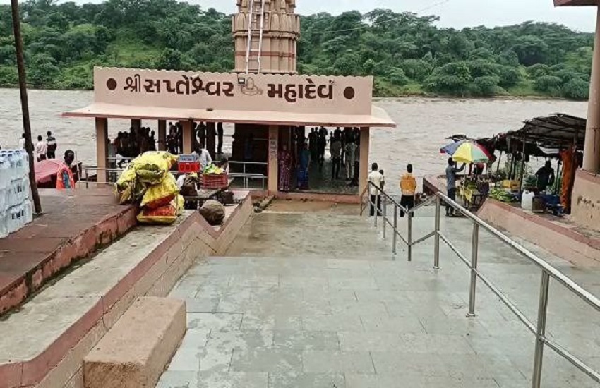 Gujarat Heavy Rain : इन जगहों पर भारी बारिश से नदी-नालों में आया उफान