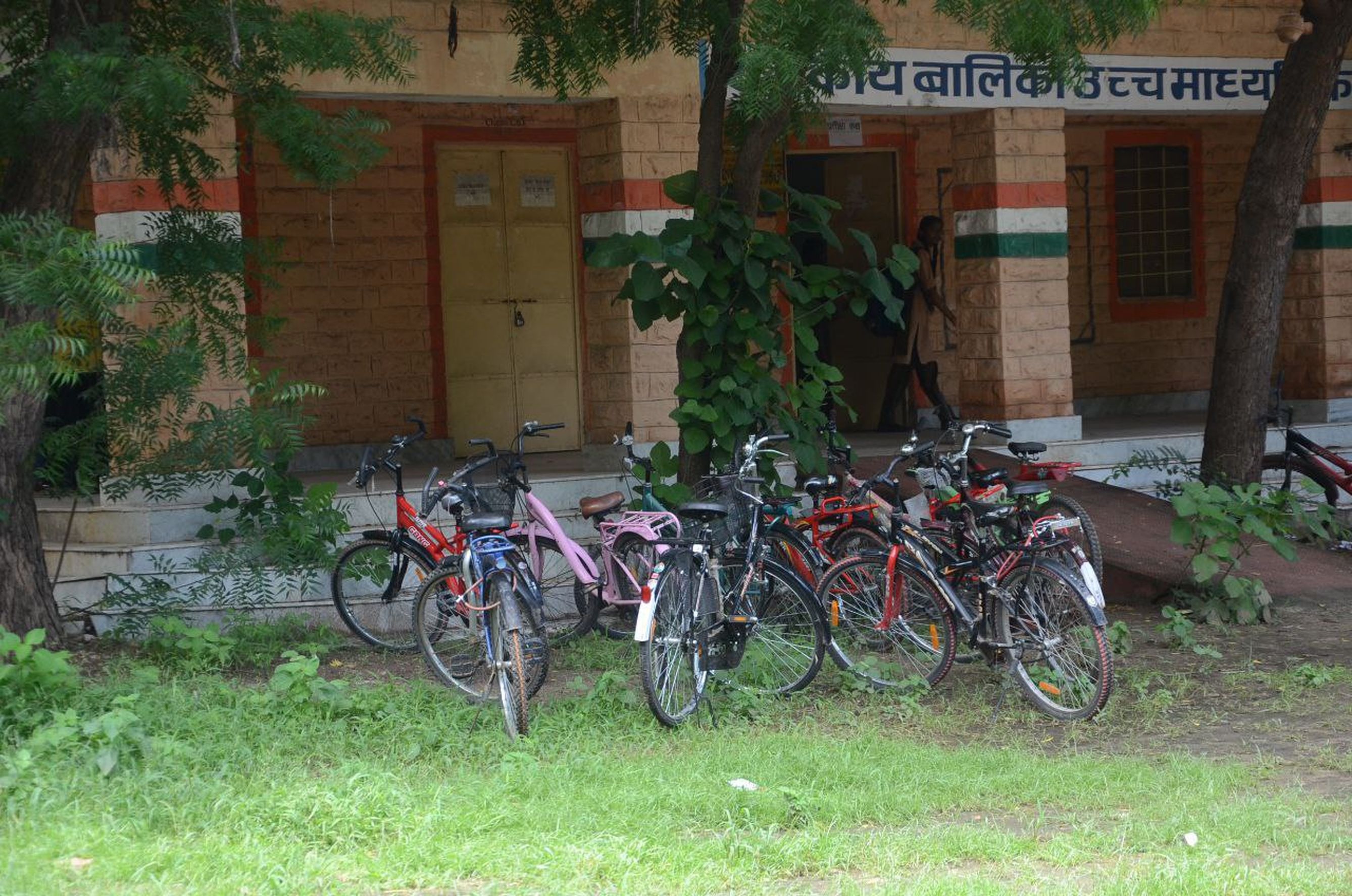 स्कूलों से गुमशुदा है बेटियों की साइकिलें