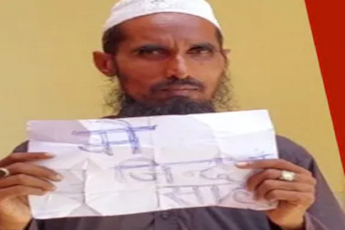 मैं जिंदा हूं साहब... हाथ में तख्ती लटकाए दर-दर लगा रहा है गुहार