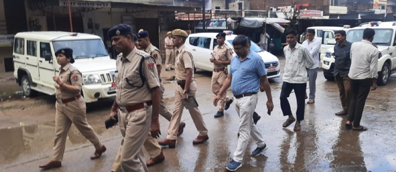 छेड़खानी के आरोपी के पिता के गैराज में लगी आग