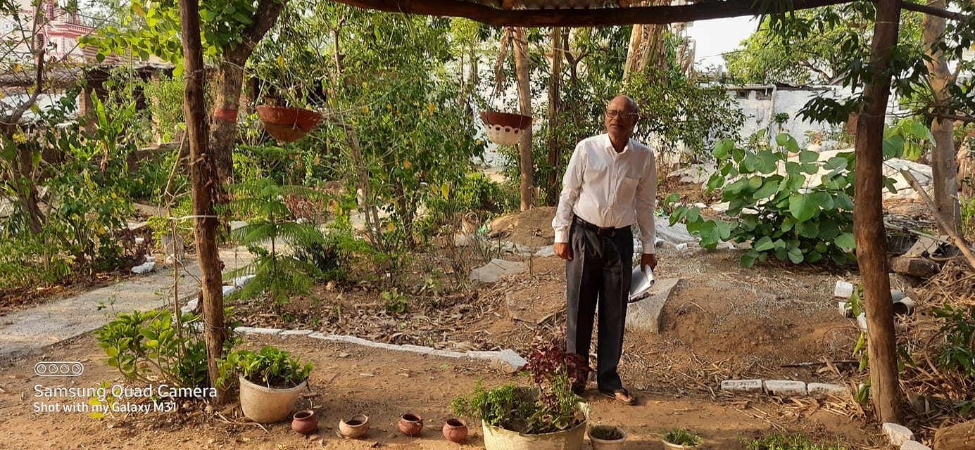 सीनियर सिटीजन डे पर अखल प्रयास कर रहे बुजुर्ग