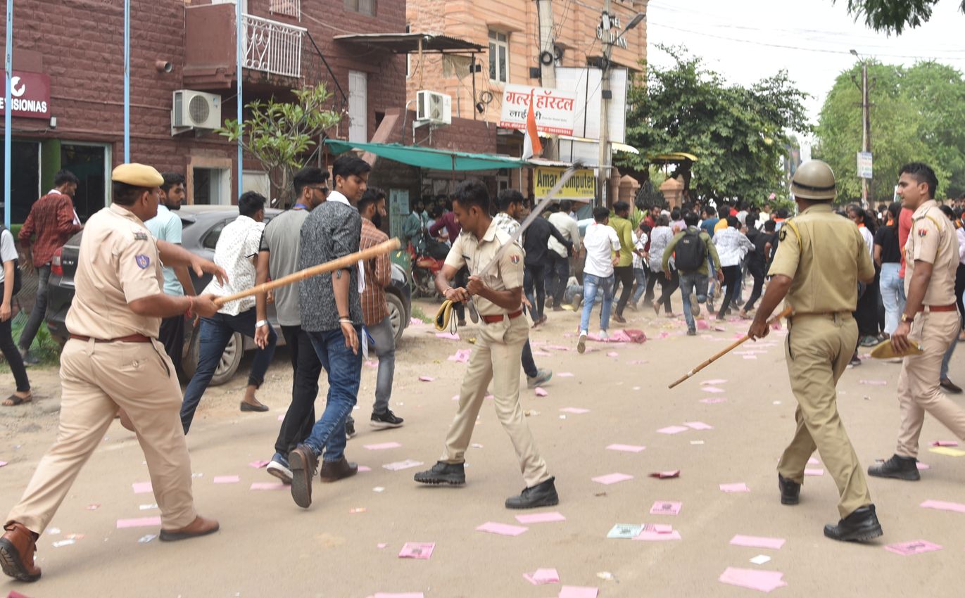 Student union election: हूटिंग कर रहे छात्रों पर पुलिस ने फटकारे डण्डे