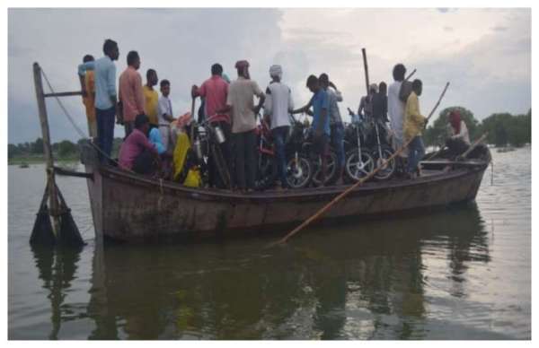 Flood in Prayagraj: तस्वीरों में देखें गंगा-यमुना का रौद्र रूप, बाढ़ के पानी से घिरे हजारों परिवार