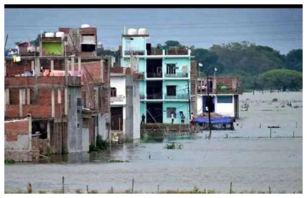 Flood in Prayagraj: तस्वीरों में देखें गंगा-यमुना का रौद्र रूप, बाढ़ के पानी से घिरे हजारों परिवार