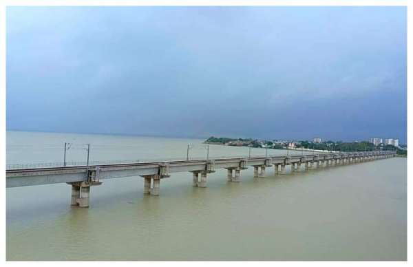 Flood in Prayagraj: तस्वीरों में देखें गंगा-यमुना का रौद्र रूप, बाढ़ के पानी से घिरे हजारों परिवार