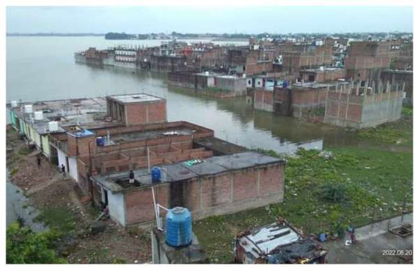 Flood in Prayagraj: तस्वीरों में देखें गंगा-यमुना का रौद्र रूप, बाढ़ के पानी से घिरे हजारों परिवार