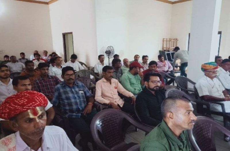 सोमेसर में लम्बी दूरी की रेलों के ठहराव की मांग, चार माह का रेलवे को अल्टीमेटम