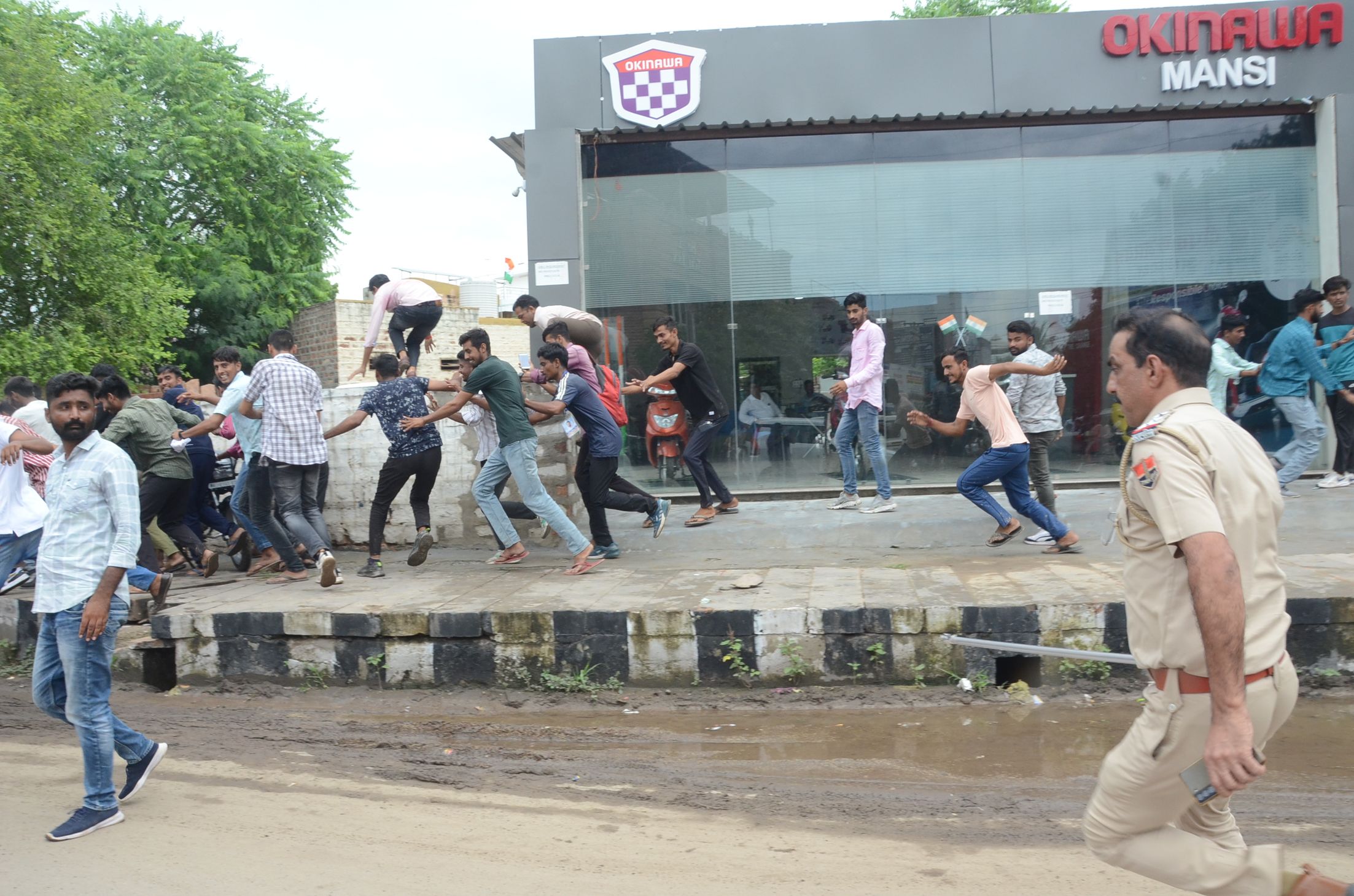 jnvu student union election: पुलिस ने ट्रेफिक रोककर छात्रों पर फटकारे डण्डे, देखें वीडियो
