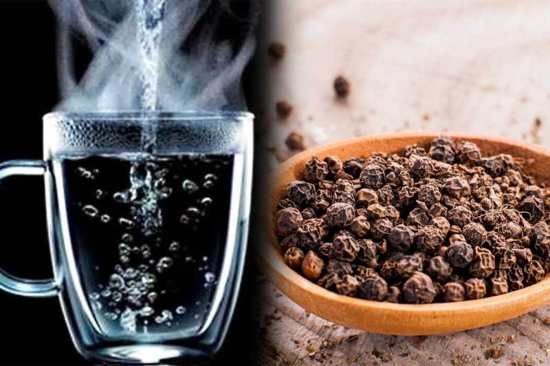 Health Tips: सुबह खाली पेट गर्म पानी के साथ काली मिर्च का सेवन करने मिलते हैं अनगिनत फायदे, सेहत और स्किन के लिए होता है फायदेमंद