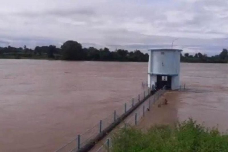 बाढ़ से इंटकवेल डूबा और भरी रेत, करेली, तेंदूखेड़ा की जलापूर्ति प्रभावित